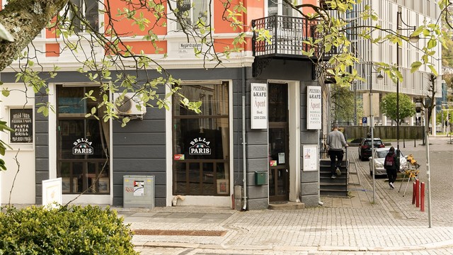 - Nærmeste restaurant finner du like over gaten -