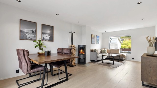 Her får du et lekkert rekkehus med entré, 3 soverom, kjøkken, stue/spisestue, bad, toalettrom, vaskerom og walk-in-closet. Det er i tillegg to store terrasser, en balkong og en grønn hage. Foto: Trond Reder