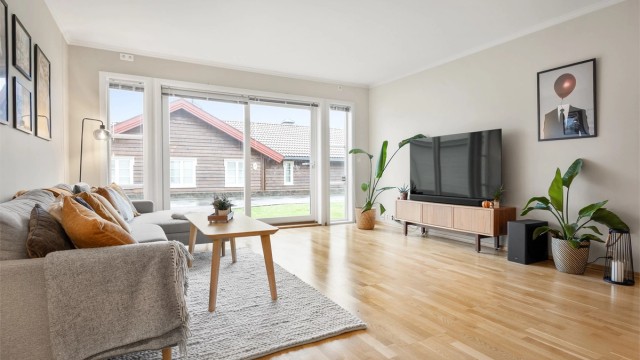 I 1.etasje er det en tredje stue med skyvedør ut til hageområde.
