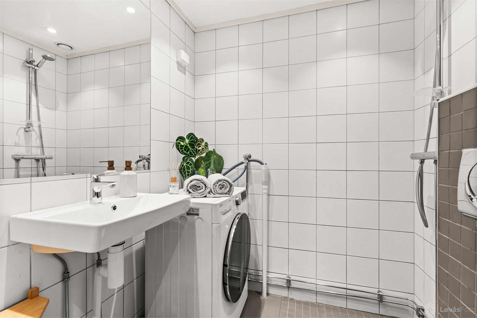 Flislagt bad med gulvvarme og opplegg for vaskemaskin. Badet ble rehabilitert i regi av borettslaget.