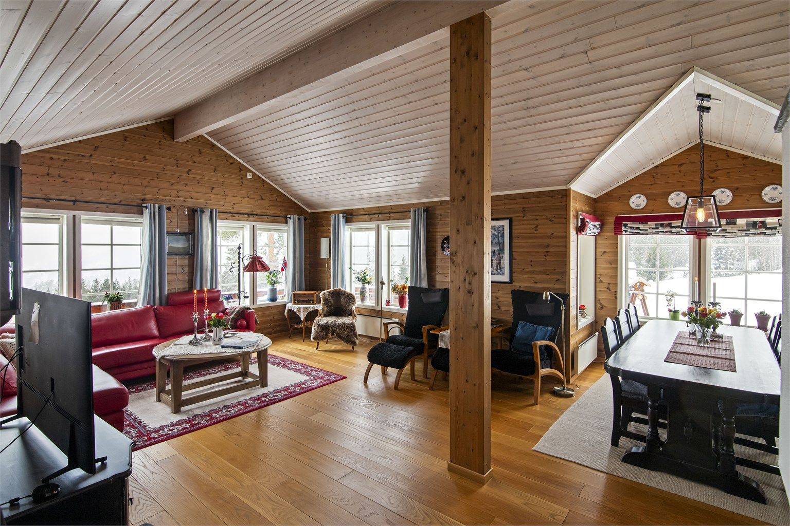 I stuen har man god plass til møbler som både salong og go'stoler