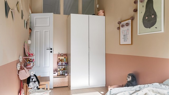 God plass til garderobeskap og oppbevaringsmøbler på soverommet.