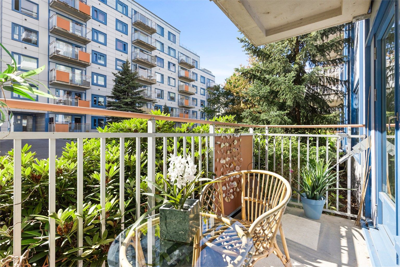 Her er det god plass til en hyggelig sittegruppe og grill. Bilde er lånt fra forrige annonse og ble tatt på sommeren.