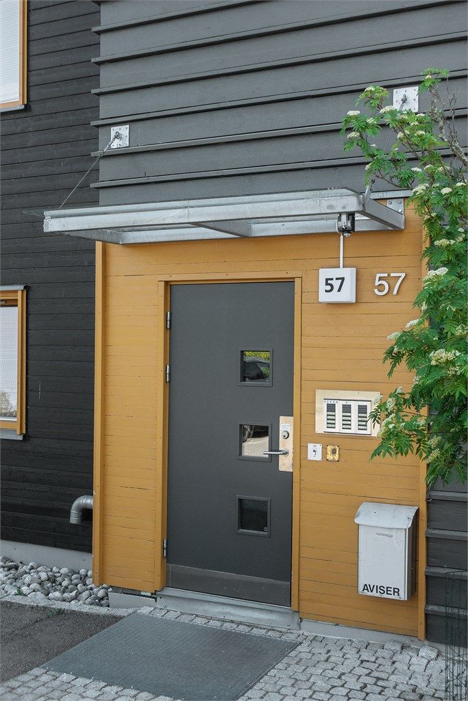 Leiligheten ligger i byggets andre etasje med heisadkomst