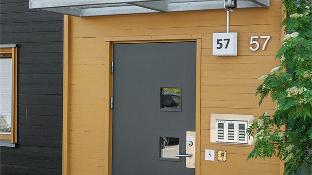 Leiligheten ligger i byggets andre etasje med heisadkomst