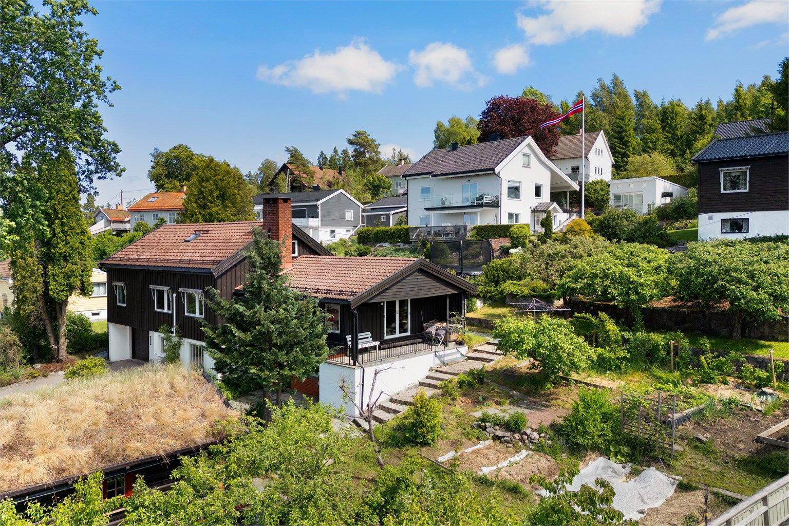 Fasade med flott hage