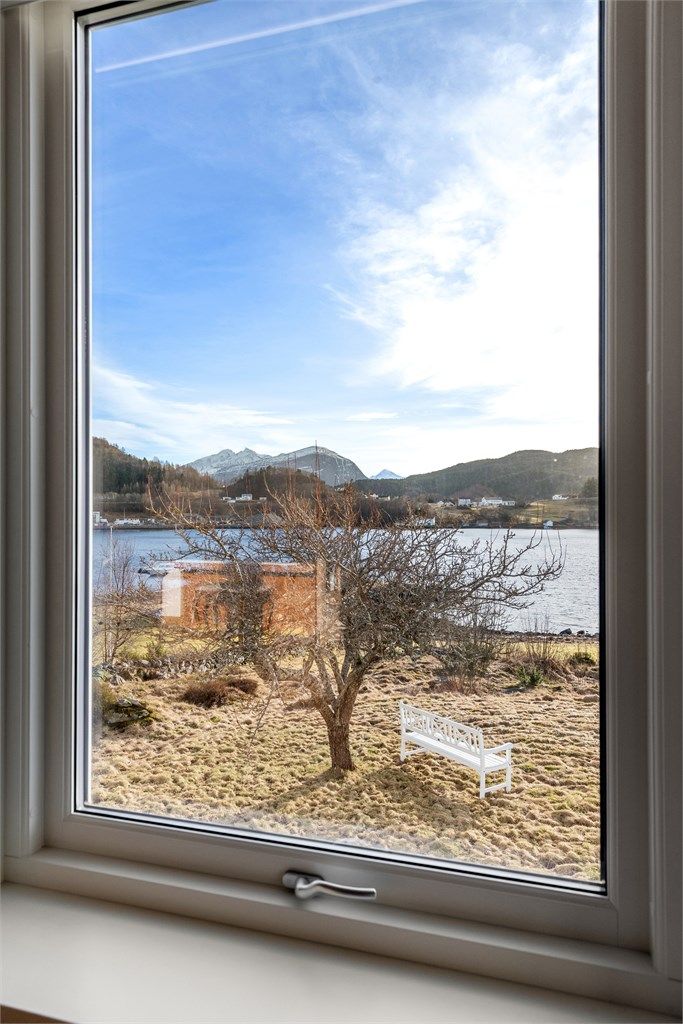 Flott utsikt fra hovedstuen mot hagen og sjøen 