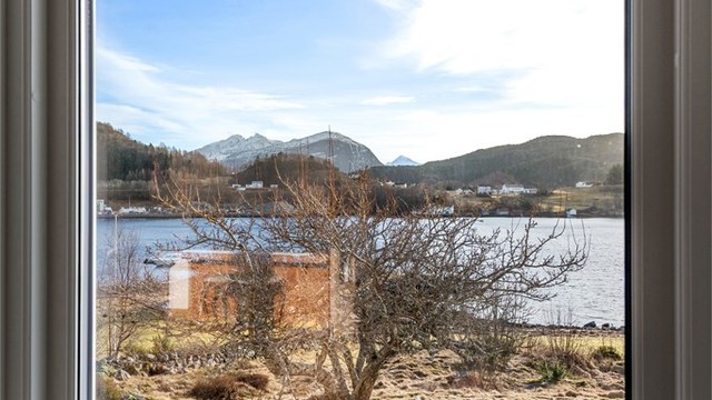 Flott utsikt fra hovedstuen mot hagen og sjøen