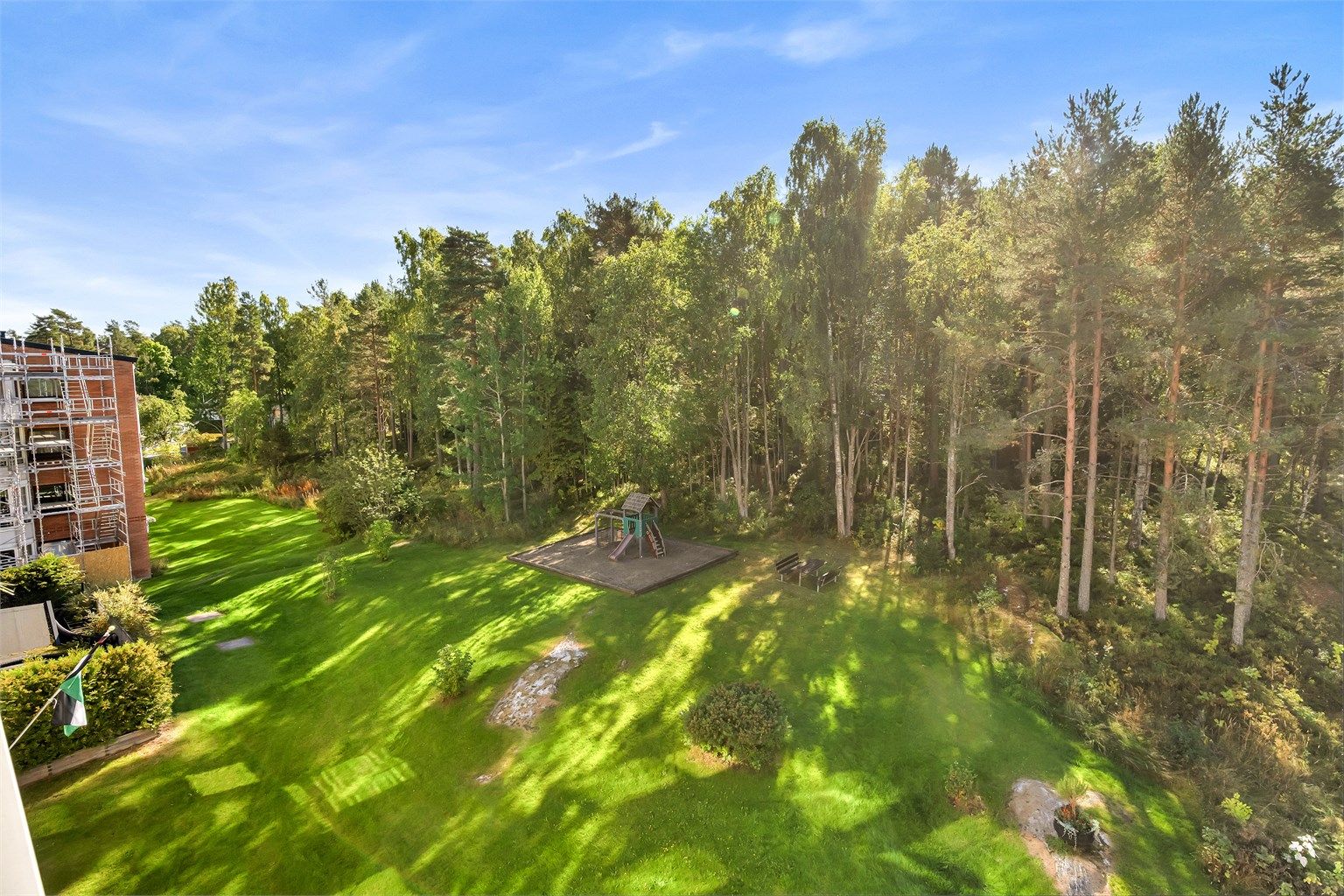 Lys og tiltalende andelsleilighet i øverste etasje, med skogen og Østmarka som nærmeste nabo. Utsikten fra balkongen.