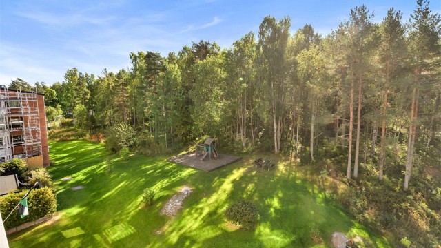 Lys og tiltalende andelsleilighet i øverste etasje, med skogen og Østmarka som nærmeste nabo. Utsikten fra balkongen.