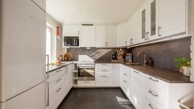 IKEA kjøkkeninnredning fra 2021 med profilerte fronter og laminert benkeplate med nedfelt oppvaskkum og armatur.