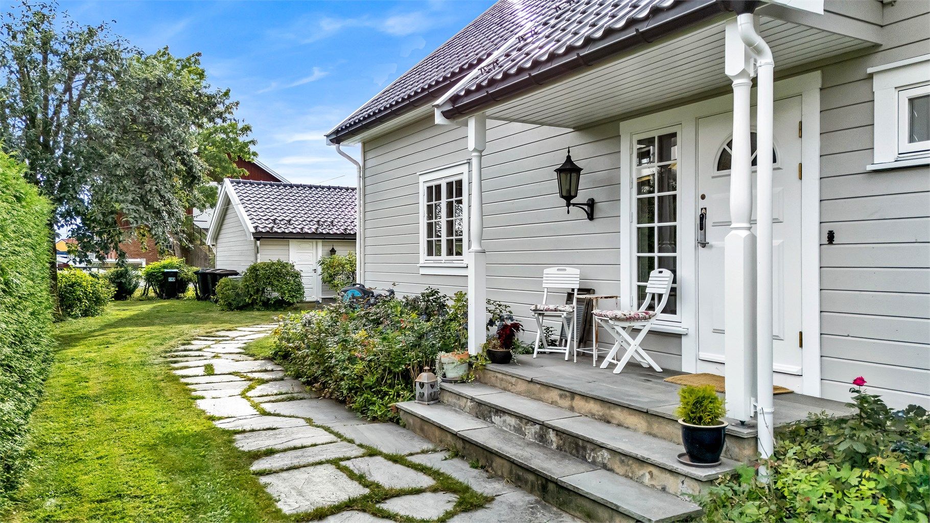 Inngangspartiet har en liten trapp og er delvis overbygget