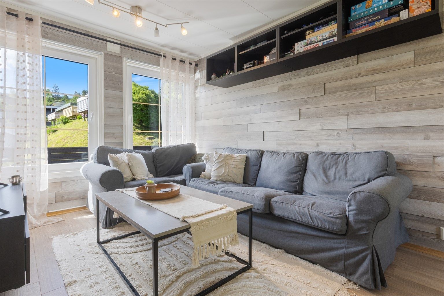 Stue med sofaområde og spiseplass