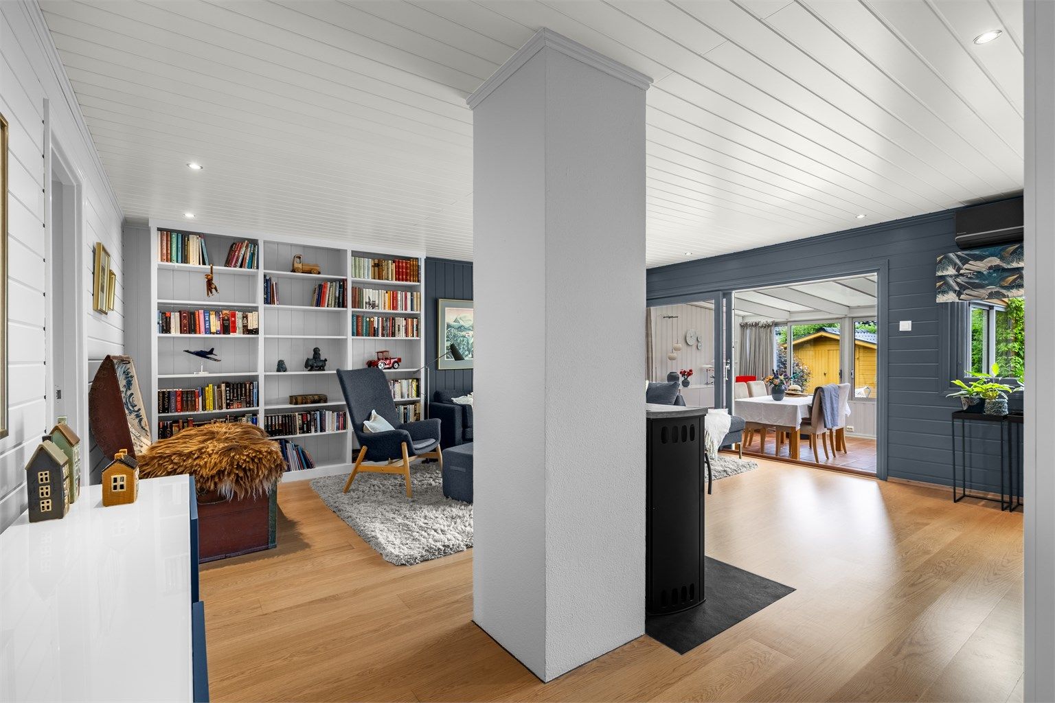 Stuen sett fra gangen - store vindusflater og utgang via skyvedør til vinterhagen