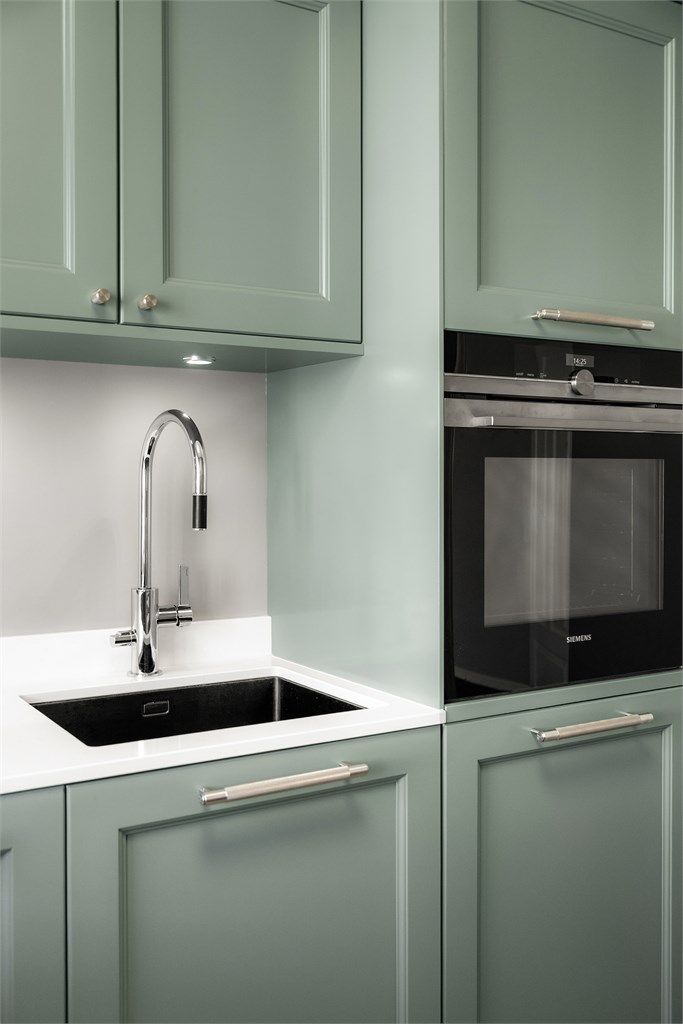 Profilerte fronter og benkeplate av stein.