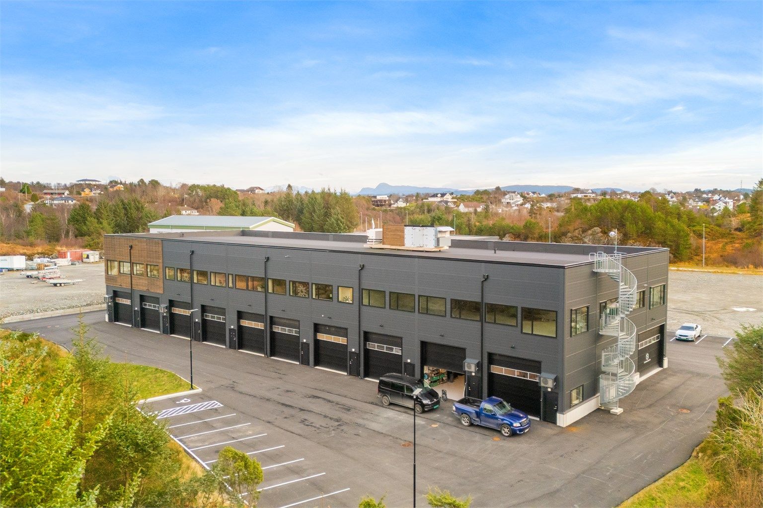 Næringseiendommen har en meget attraktiv og sentral beliggenhet på Storebø, med enkel adkomst og god tilgjengelighet. Foto: Stian Inderhaug.