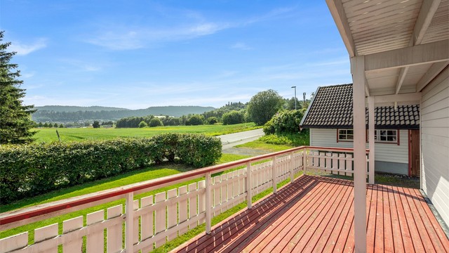 Terrassen vender mot åpne og grønne omgivelser og har sol fra soloppgang til omtrent kl. 12.00. Den store tomten byr på flere solrike soner, med formiddagssol på terrassen og ettermiddags- og kveldssol i hagen.