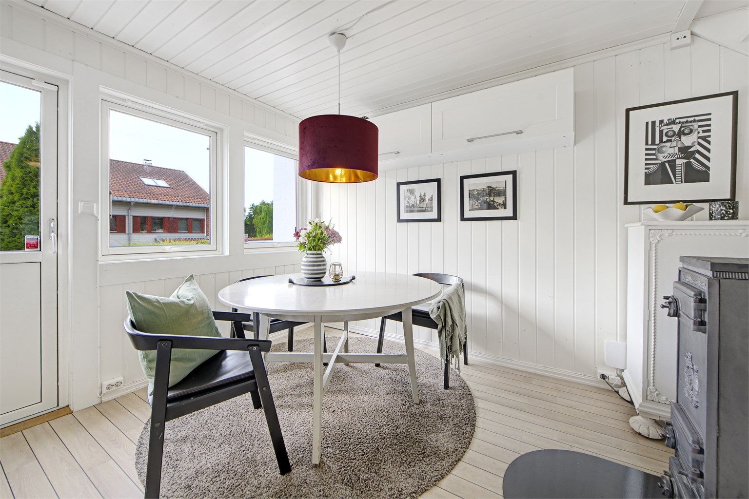 Utgang til uteplass fra kjøkken/spisestue - god plass til spisebord