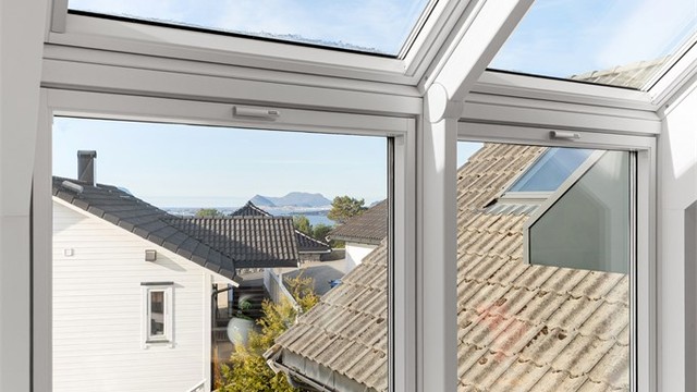 Vinduene i loftsetasjen rammer inn utsikten mot Ålesund i vest