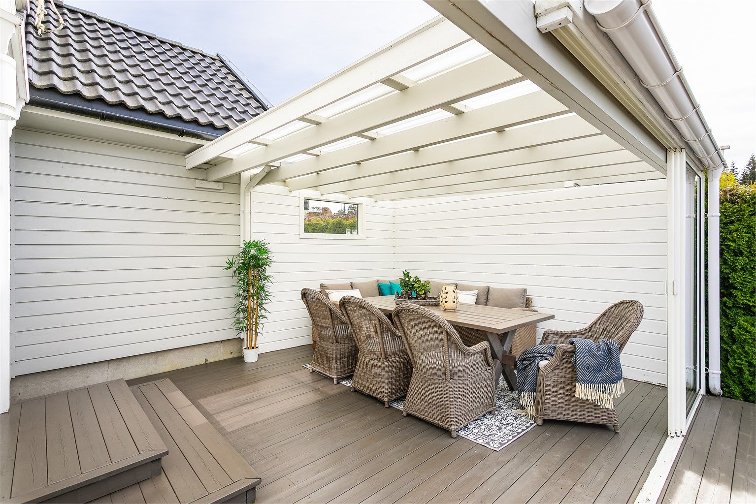 Stor utestue ble oppført på del av hagens store platting i 2016, imidlertid uten søknad eller godkjenning.