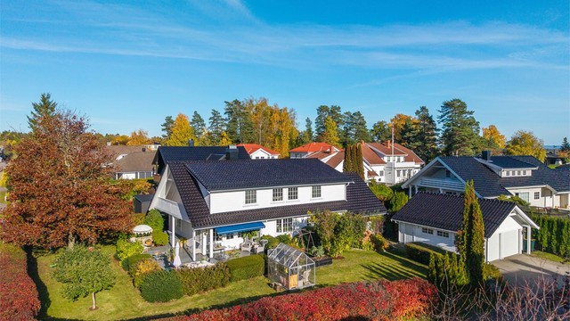 Eneboligen har god standard, familievennlig planløsning og attraktive uteområder.