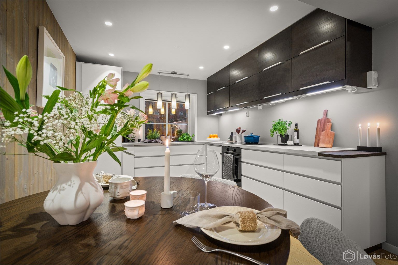 Lekkert, tidløst kjøkken med god plass til spisestuemøbler.