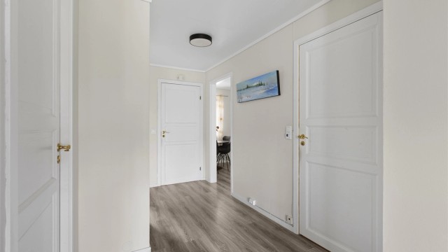 Praktisk og lettstelt enebolig med alt på én flate. Boligen tilbyr entré, bod, bad, stue, kjøkken og to soverom. Foto: A7 media