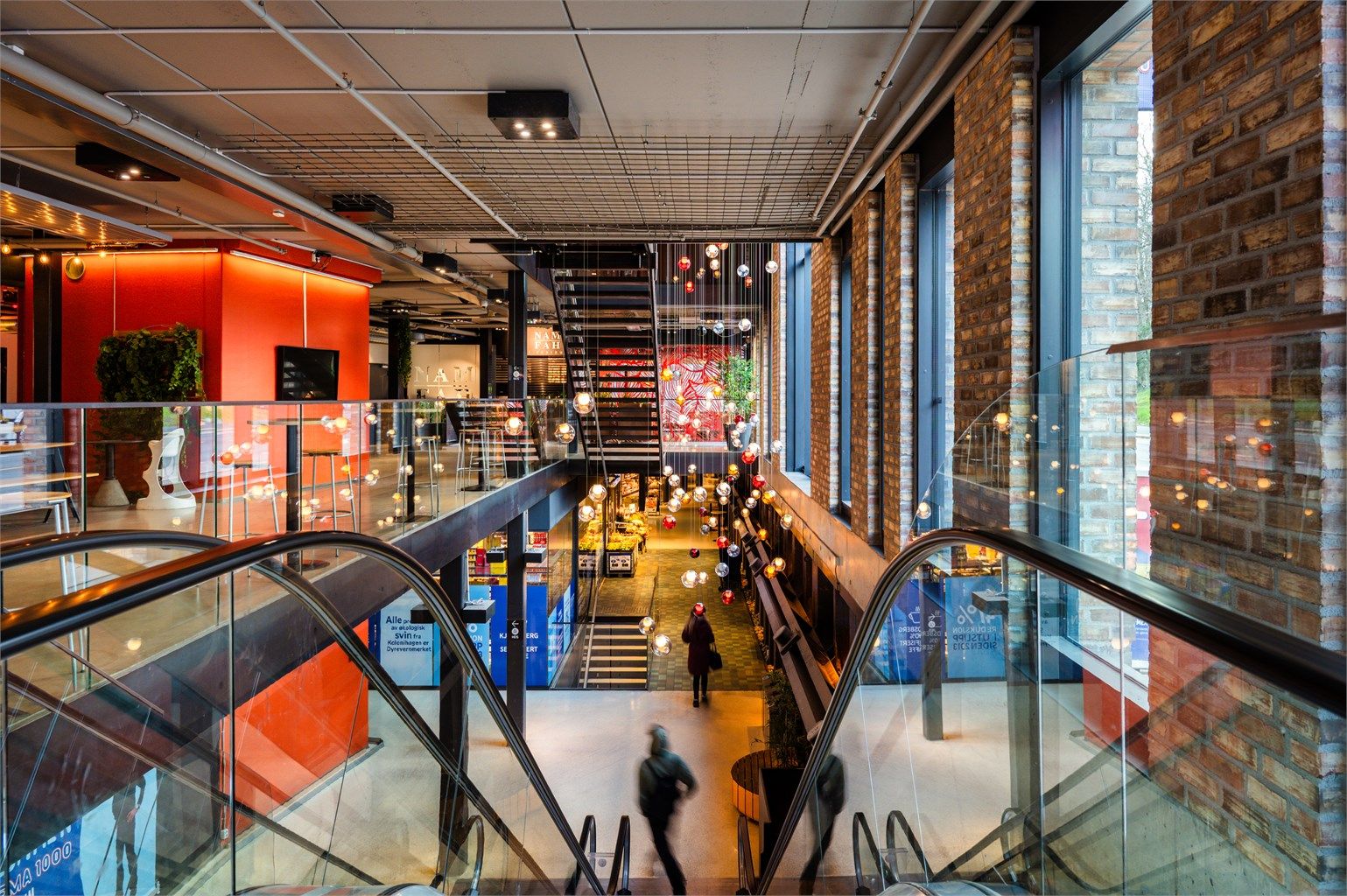 Mathallen er et kulinarisk knutepunkt med et mangfold av matboder, spesialforretninger og serveringssteder.