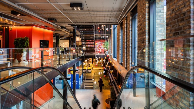 Mathallen er et kulinarisk knutepunkt med et mangfold av matboder, spesialforretninger og serveringssteder.