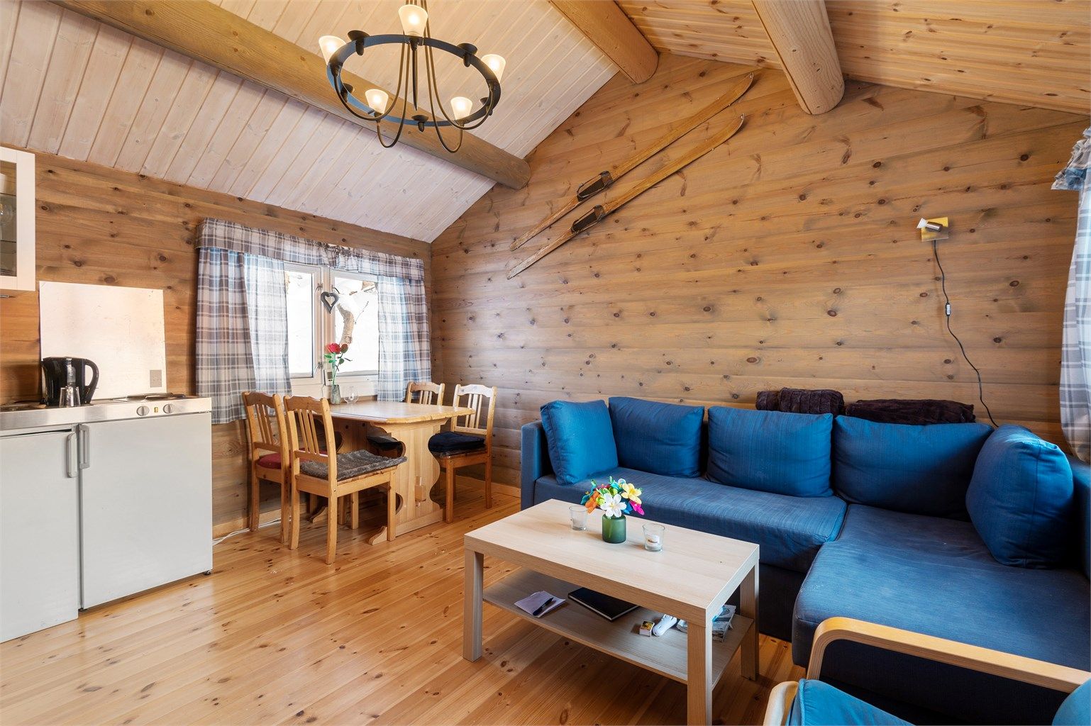 Rom innredet som stue/kjøkken. 