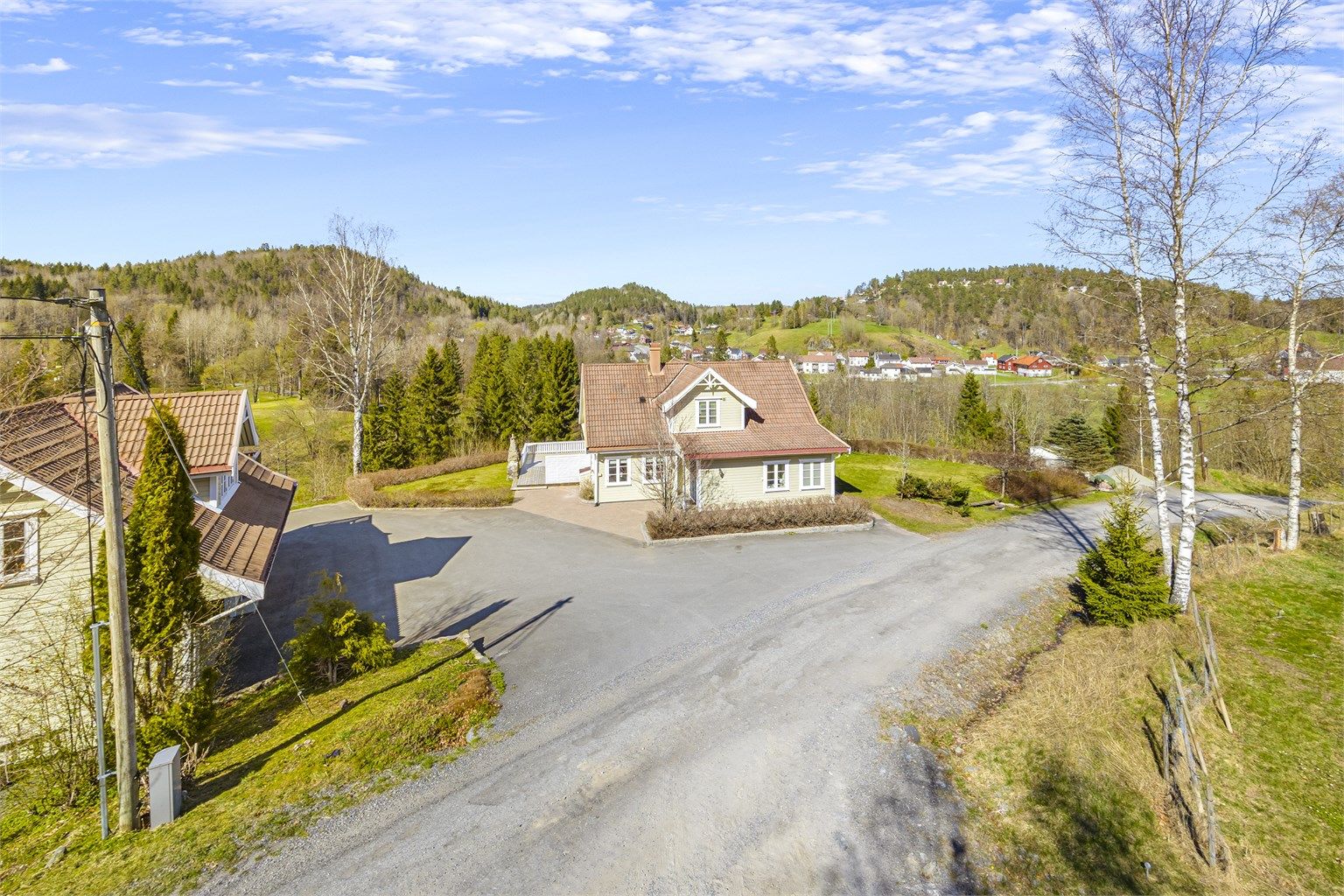 Eneboligen befinner seg i fine og landlige omgivelser på Nes Verk med Golfbanen som nærmeste nabo.
