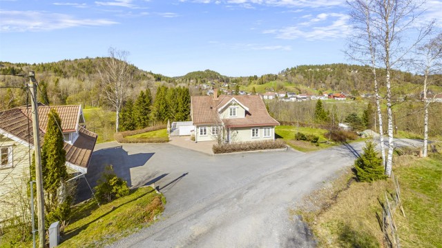 Eneboligen befinner seg i fine og landlige omgivelser på Nes Verk med Golfbanen som nærmeste nabo.