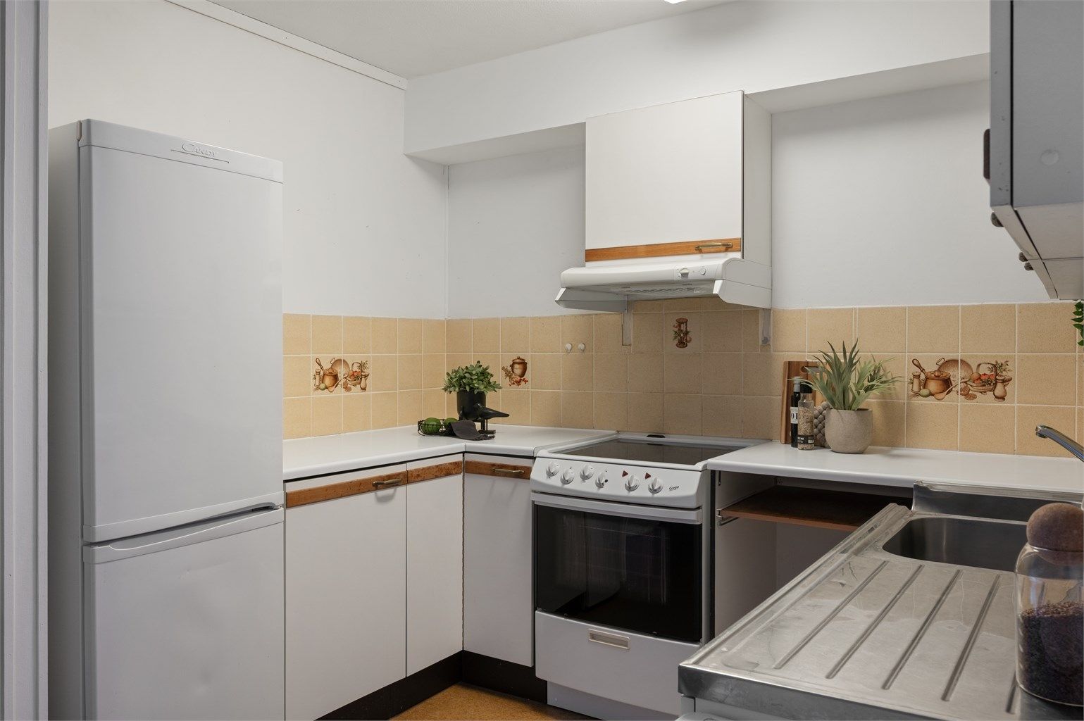 Stort kjøkken med rikelig med benkeplass.