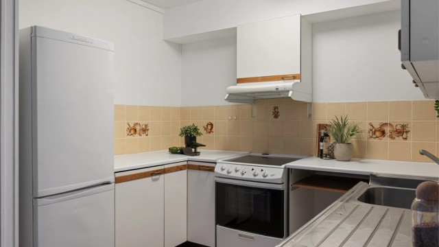 Stort kjøkken med rikelig med benkeplass.