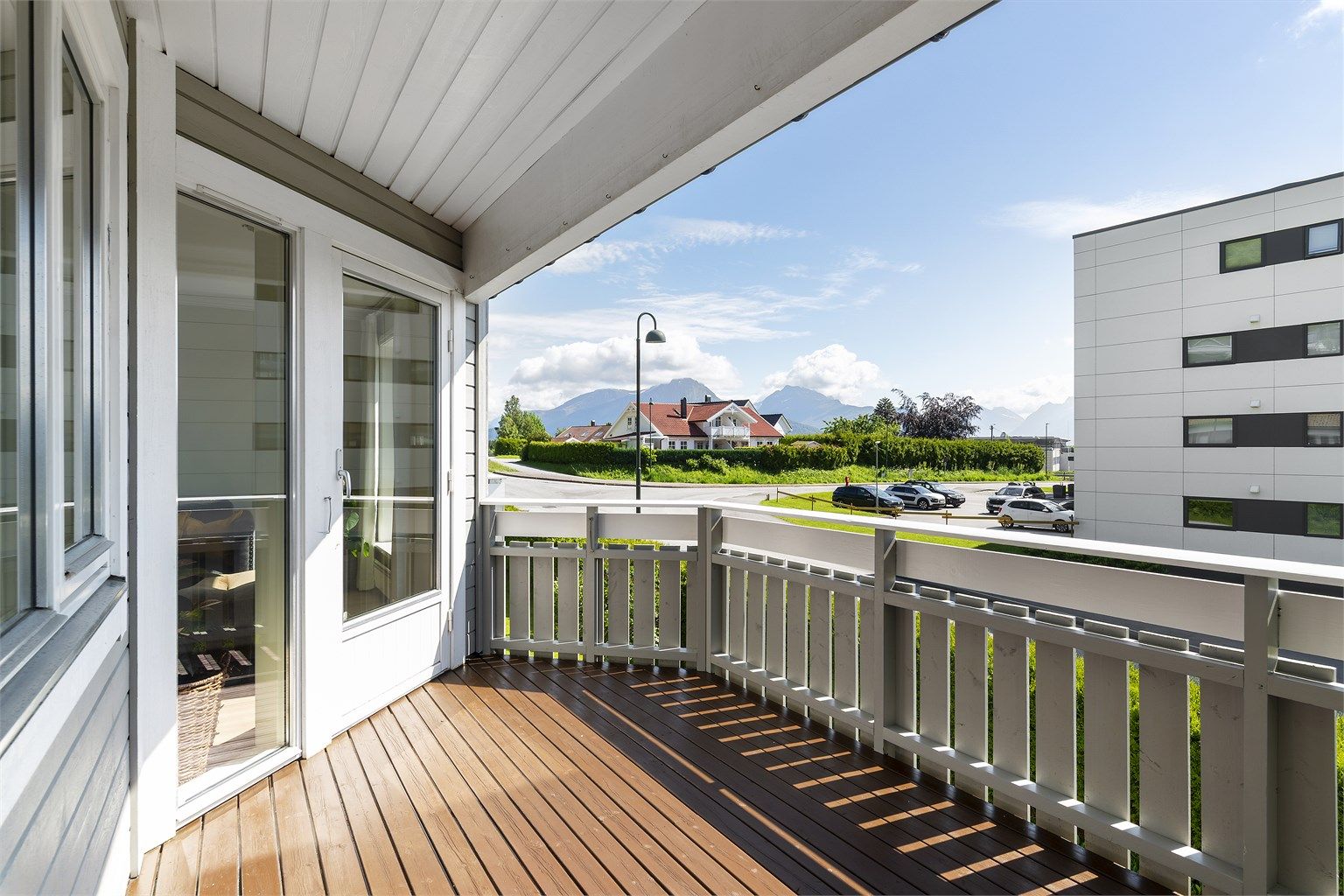 Balkongen der delvis overbygd og har et areal på 9m². Verandaen med utsikt og gode solforhold er noe av det selger har satt mest pris på, med leiligheten