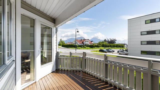Balkongen der delvis overbygd og har et areal på 9m². Verandaen med utsikt og gode solforhold er noe av det selger har satt mest pris på, med leiligheten