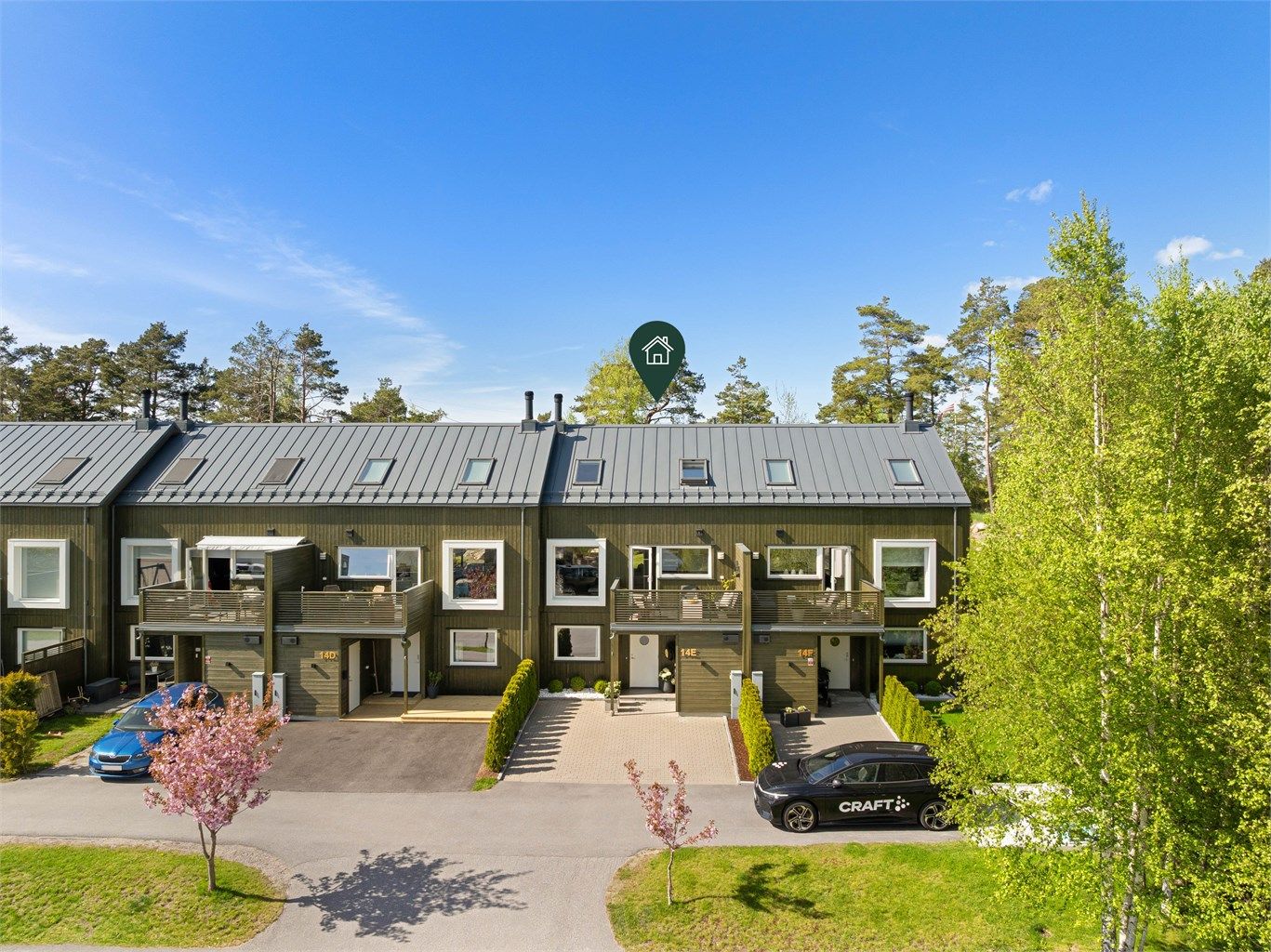 Boligen ble oppført i 2017 og inneholder en praktisk, familieorientert romløsning over tre plan med blant annet fire store soverom.