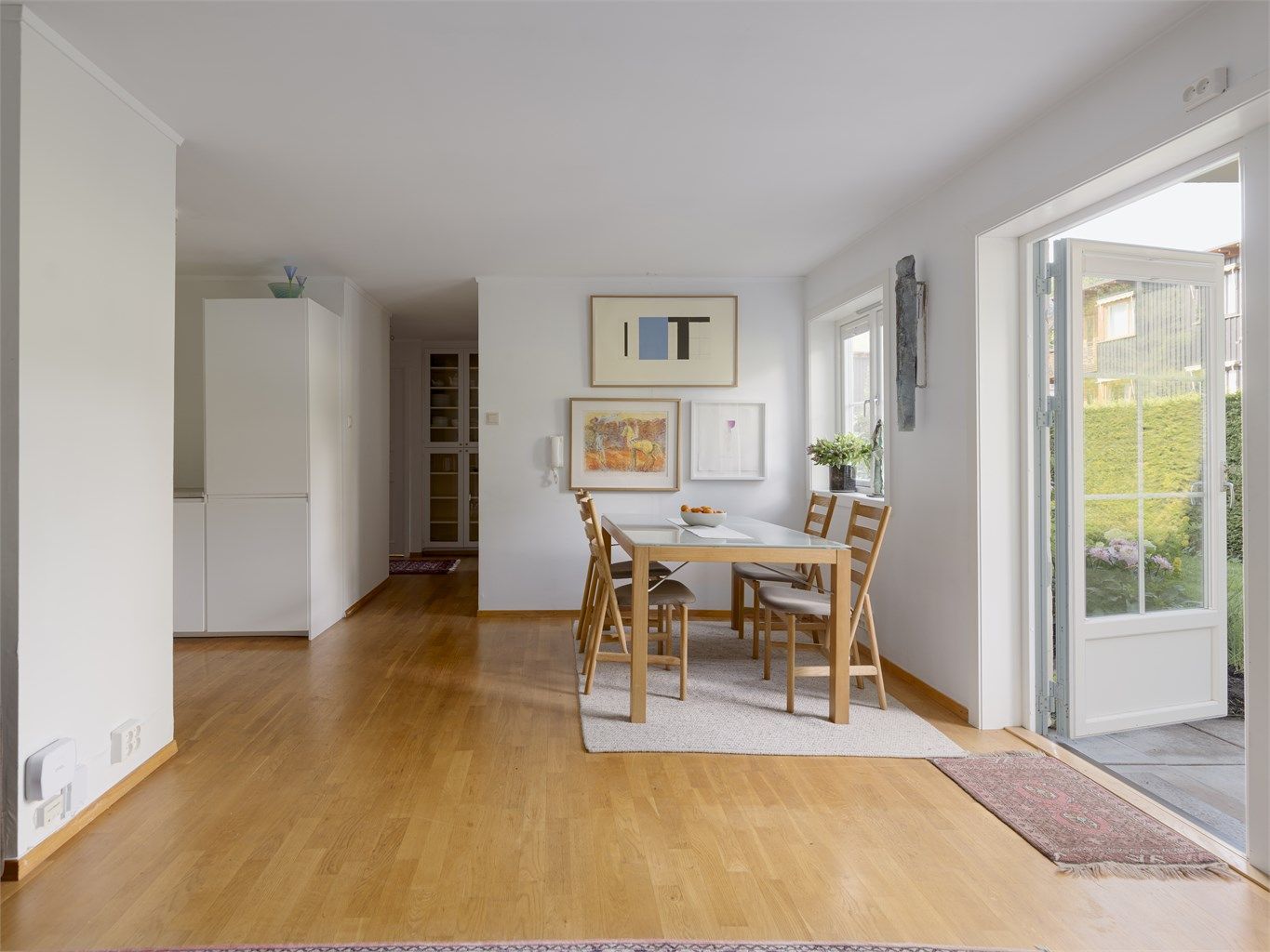Spisestuen finner sin naturlige plass i rommet. Når du trenger plass til langbord kan du enkelt booke den fine "fellesstua".