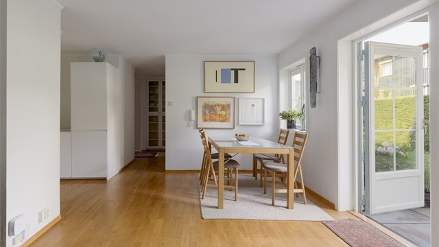 Spisestuen finner sin naturlige plass i rommet. Når du trenger plass til langbord kan du enkelt booke den fine "fellesstua".