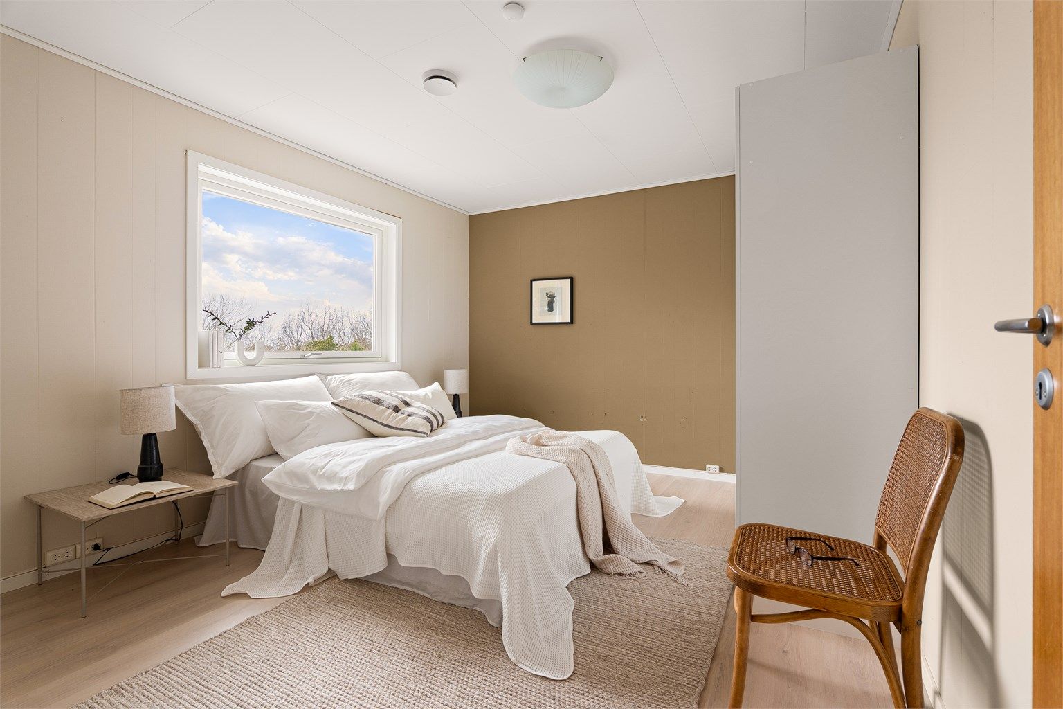 Soverommene i første etasje er alle pusset opp i senere år. Dette er på hele 15 kvm.