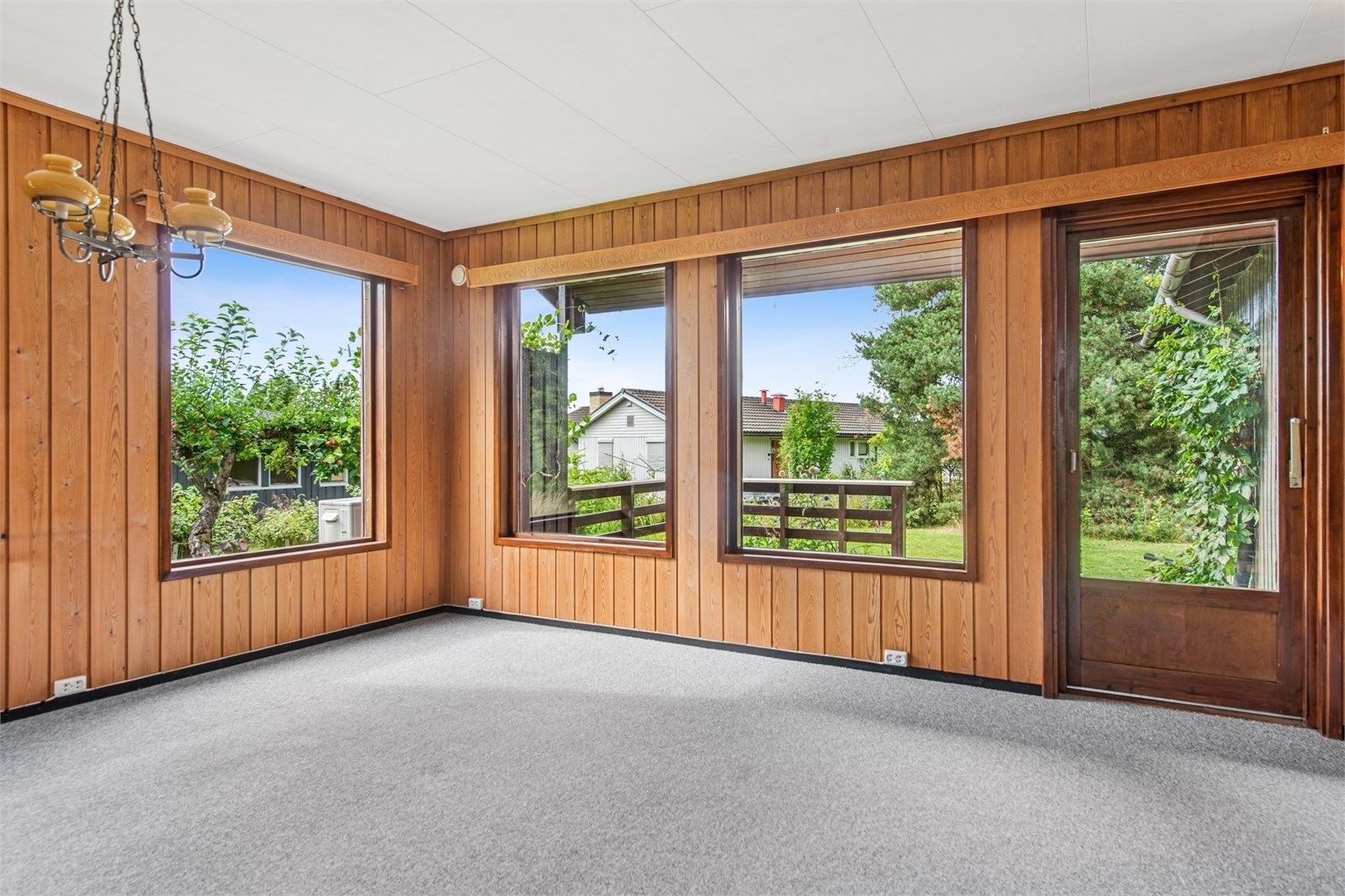 Stue med utgang til terrasse og hage. 