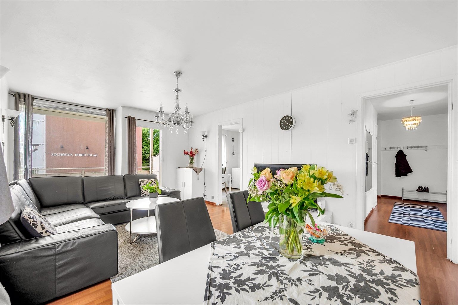 Stuen er av god størrelse og det er plass til sofagruppe, tv-møblement og spiseplass.