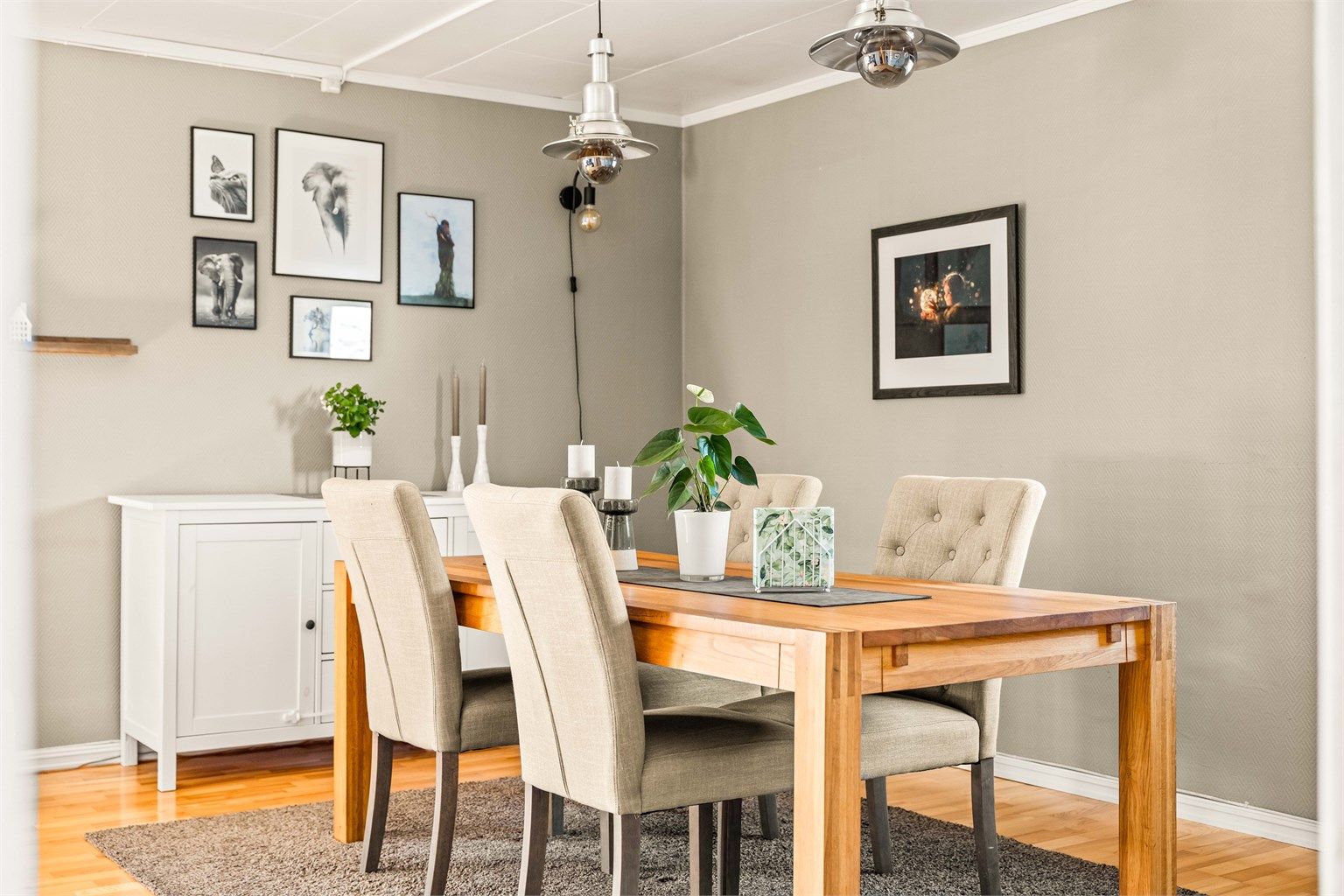 Spisestuedelen har god plass til familiesammenkomster og ligger i åpen løsning mot stuen.