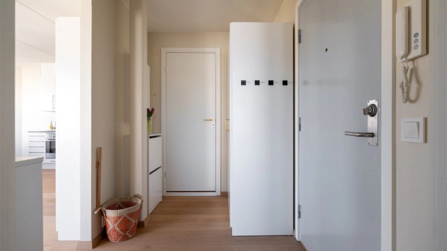 Praktisk entré med plass for klesoppheng og oppbevaring av sko i innholdsrikt garderobeskap som medfølger ved salg.