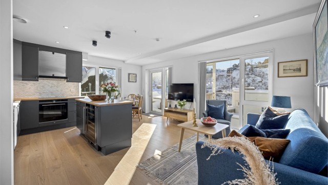 Pen sentrumsleilighet med stor balkong og to soverom. Leiligheten er lys og delikat med gode løsninger.