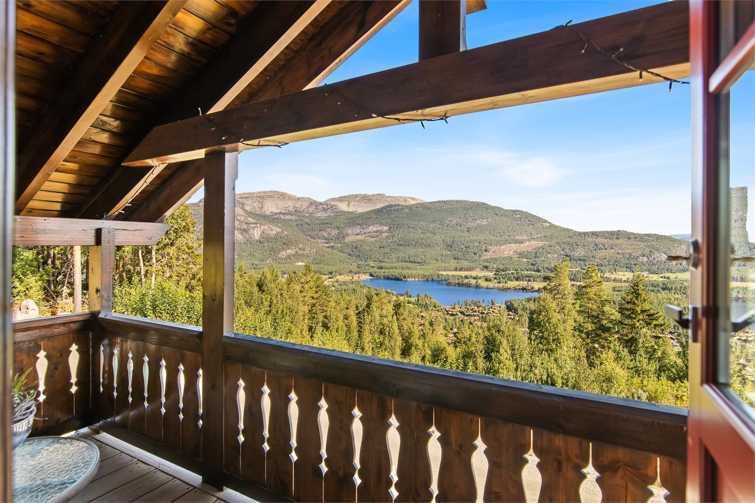 Fantastisk, beliggende hytte. Nydelig utsikt, solrikt og le for vinden.