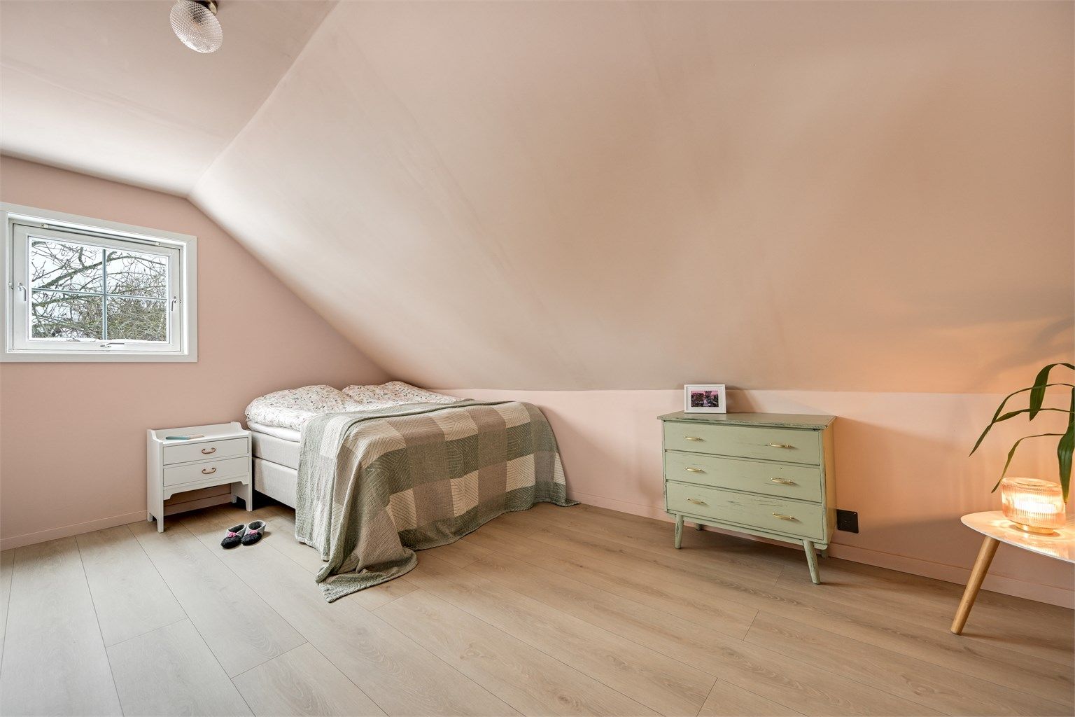 Romslig og praktisk soverom.