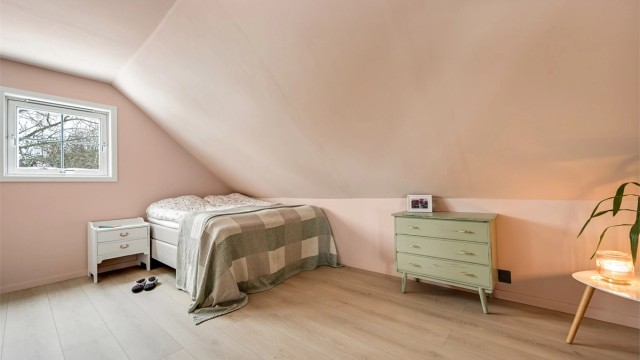 Romslig og praktisk soverom.