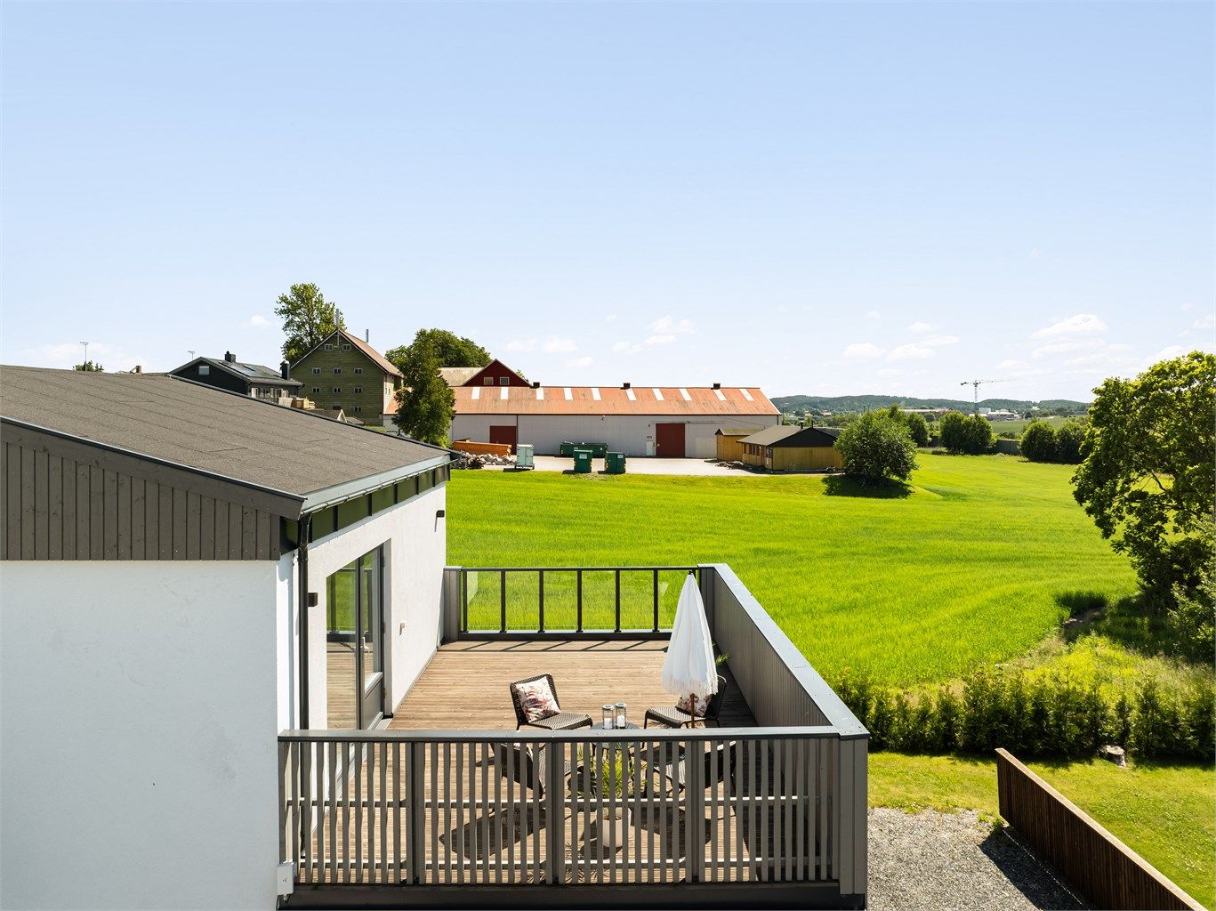 Fra terrassen kan man nyte en fin utsikt.