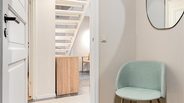 Gangen i underetasjen gir tilgang til soverommene, bad, vaskerom og bod.